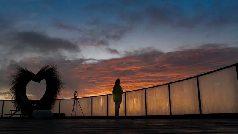 游客在玉簪花景區觀看日落。黃源匯 攝.jpg