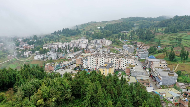 云霧繚繞中，井壩村新房錯落有致。羅金 攝.jpg