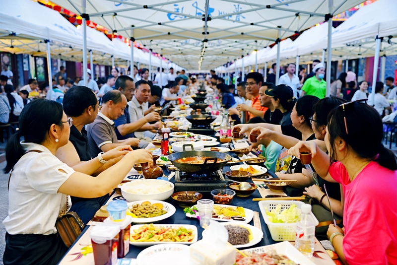 游客體驗長桌宴。