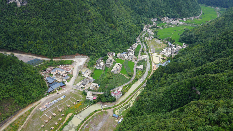 龍里河大橋下方的道路。