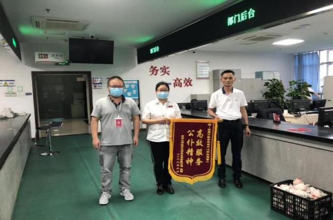 圖為贈送錦旗。