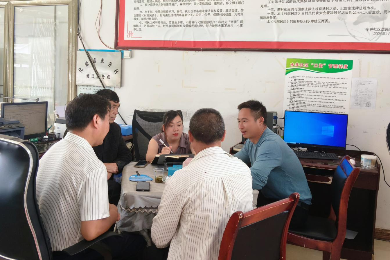 圖為新場鄉關山村村黨組織書記、村委會主任廖興龍與普定縣化處鎮水井村“兩委”干部進行交流。