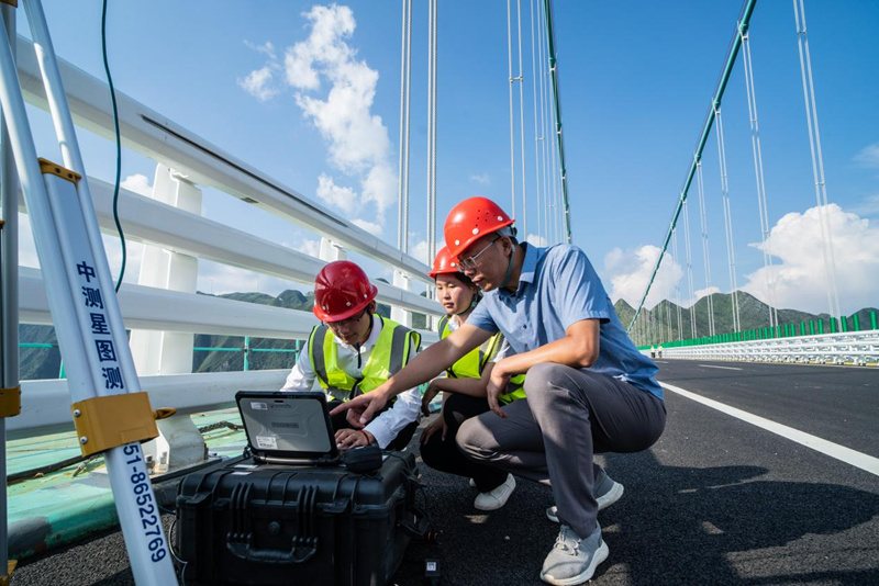馬宗源在大橋上教學生如何使用測量工具。