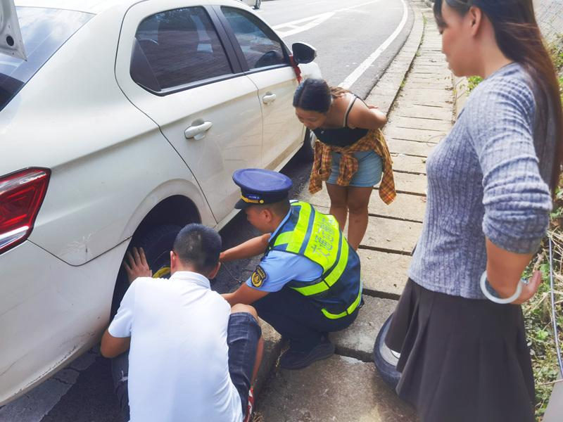 2025年10月5日，在S36玉盤高速K109+100上行，交通執法人員幫助爆胎司機換胎。游俊俊攝
