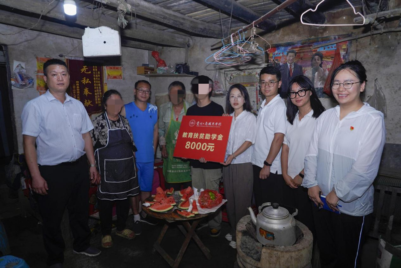 8000元獎助補貼交到張明偉（化名）手中。