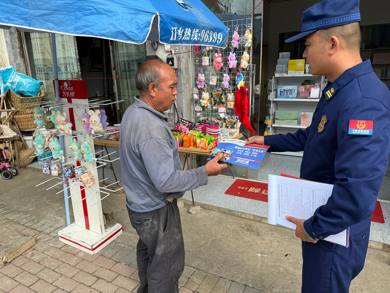 消防員向群眾發放宣傳資料。