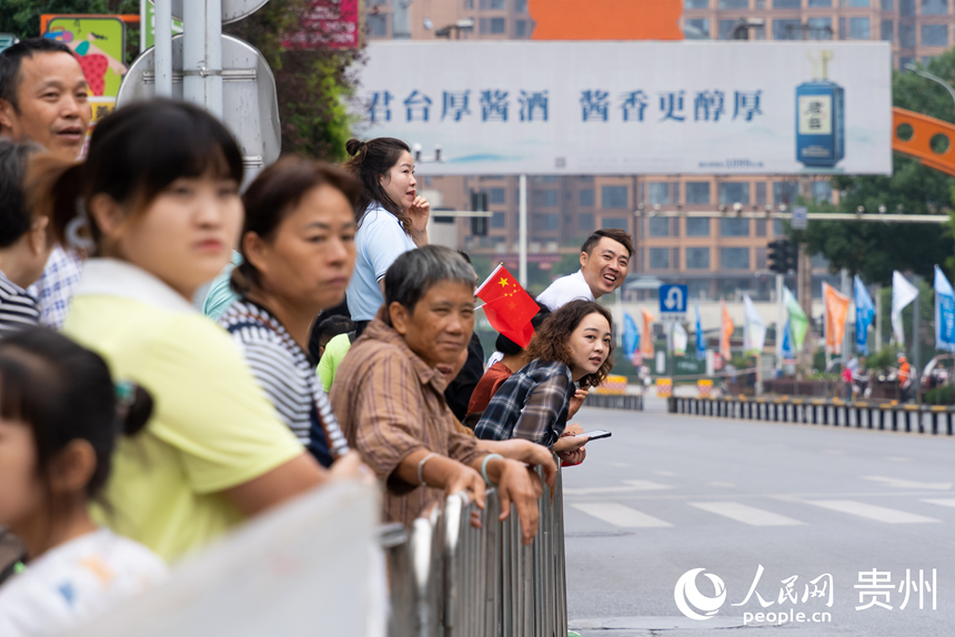 觀眾在比賽現場觀看比賽，為運動員加油助威。人民網記者 涂敏攝