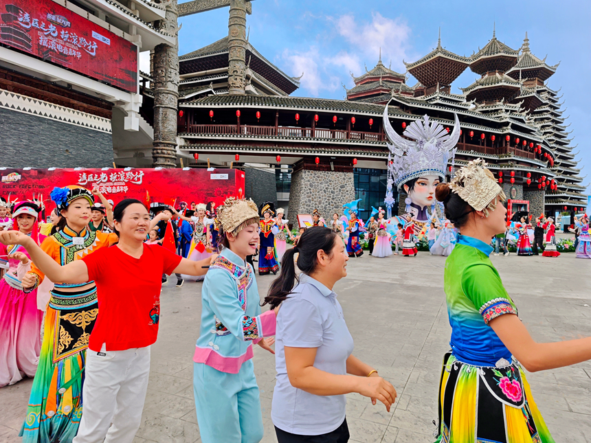 游客在多彩貴州城體驗民族大巡游。貴旅集團供圖