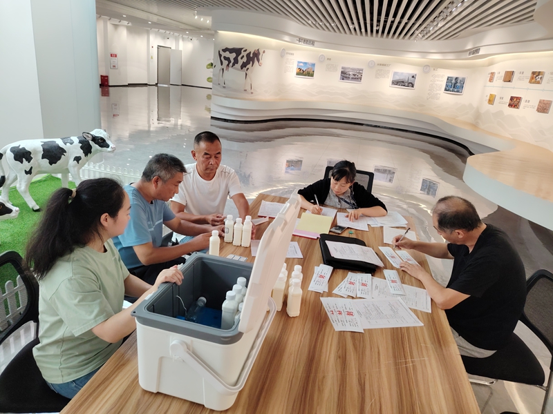 圖為：工作人員記錄所出現的問題并進行指導服務