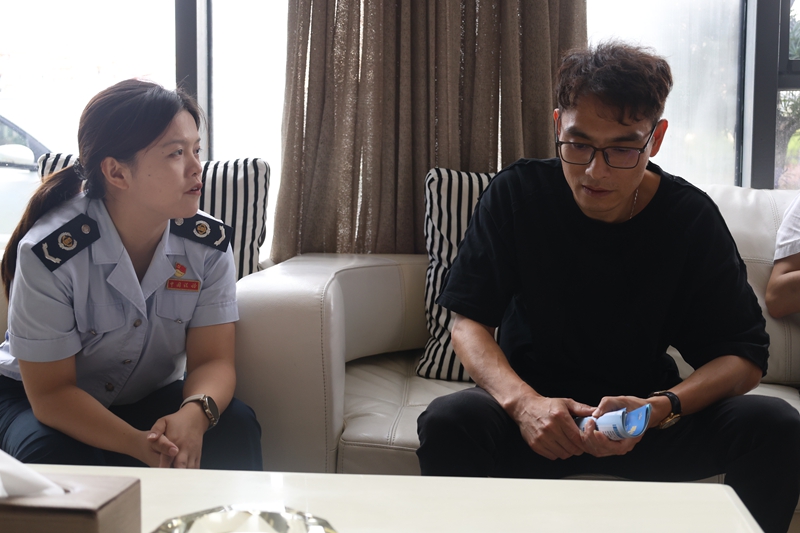 稅務干部走訪住宿業，深入了解企業經營情況。