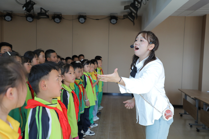 學生們正在上音樂課。何志剛攝