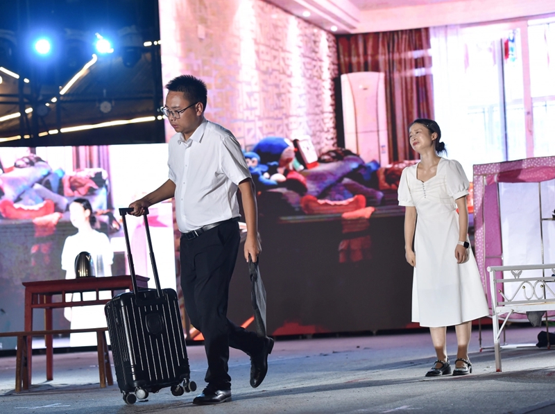 李剛帶著行李去駐村，妻子哭泣送別。謝慧芳攝