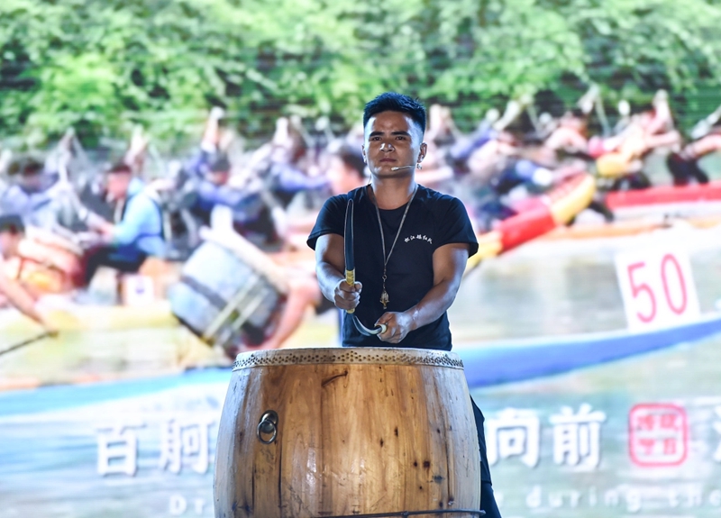 龍舟隊登臺演出。謝慧芳攝