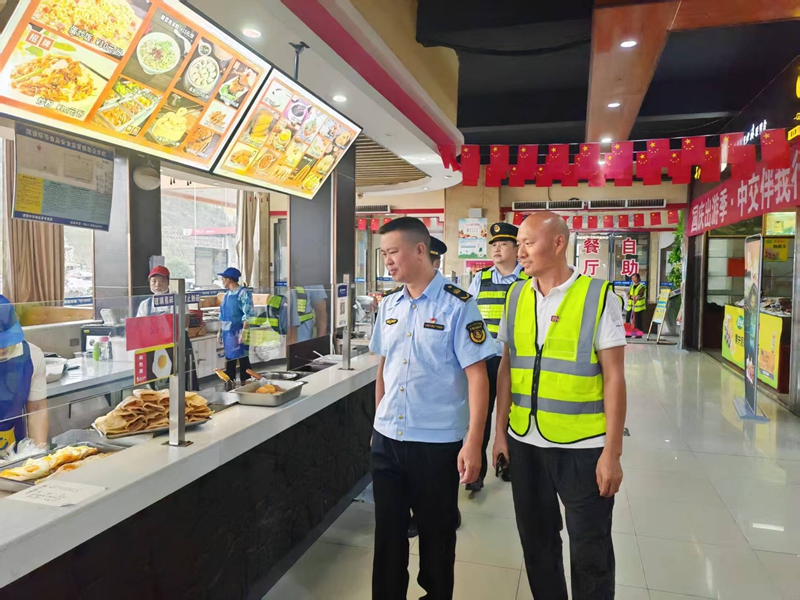 副支隊長羅富本檢查服務區餐飲情況。