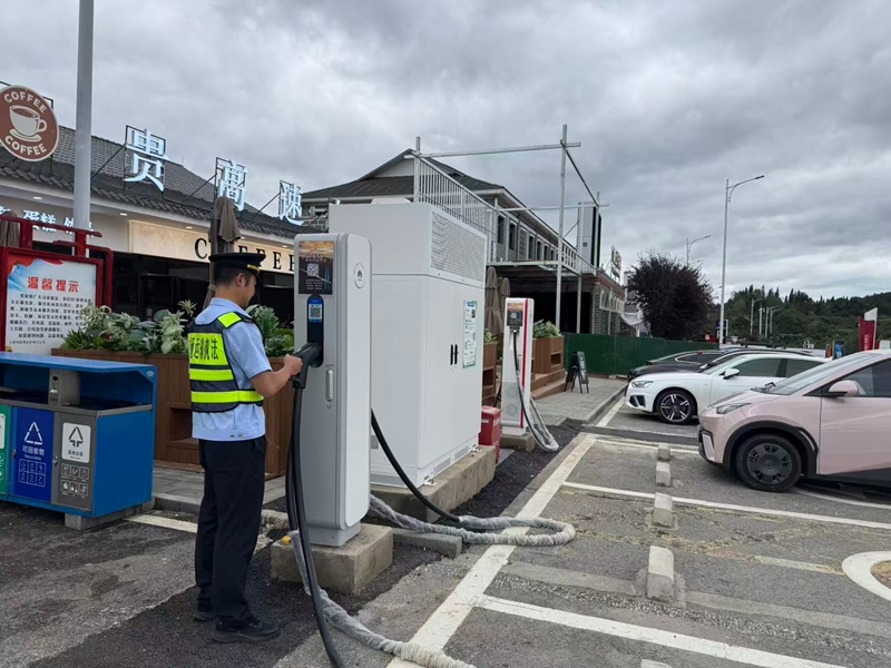 執法人員檢查充電樁設備。