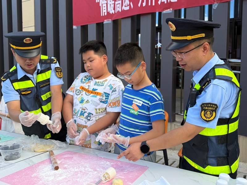 2025年10月6日 執法人員現場教學月餅制作 萬家加 攝影