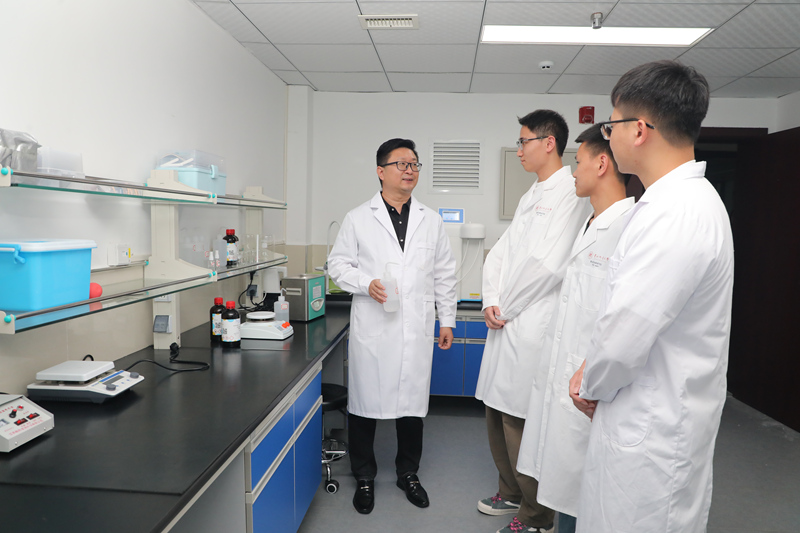 貴州師范大學集成電路研究院院長畢津順在實驗室指導學生。