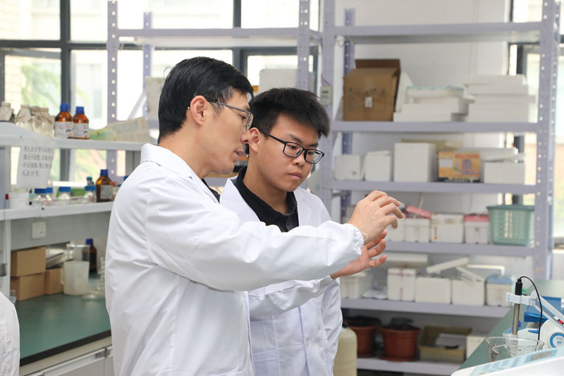 武漢大學幫扶貴州師范大學生物學團隊老師在實驗室與學生交流。