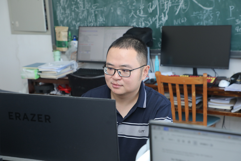 貴州師范大學高能天體物理研究團隊負責人肖碩正在辦公。