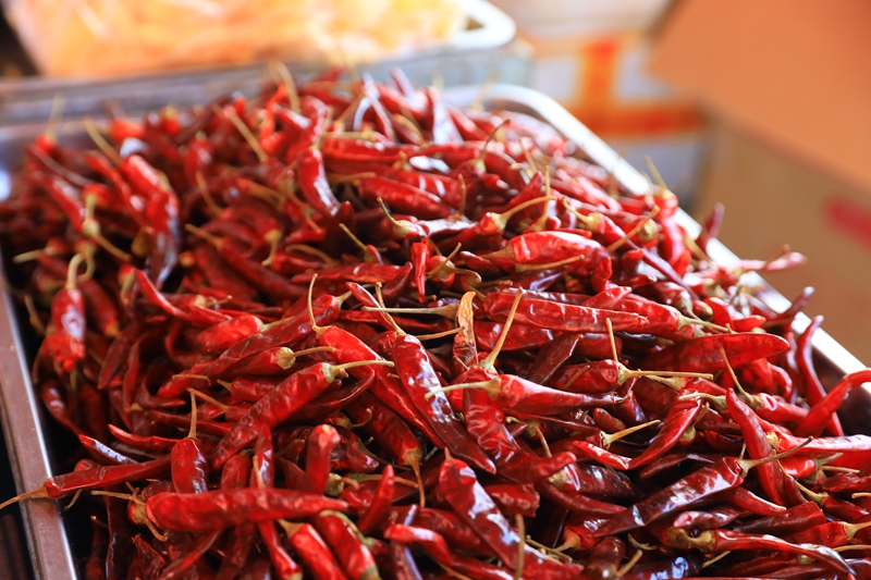 集市上擺放的干辣椒。 吳麟欽 攝