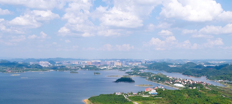 天藍水清的湖城清鎮。