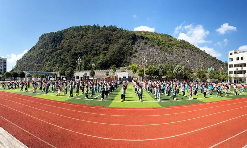 楚米鎮元田小學的學生們正在進行大課間活動。 陳桂良攝.JPG