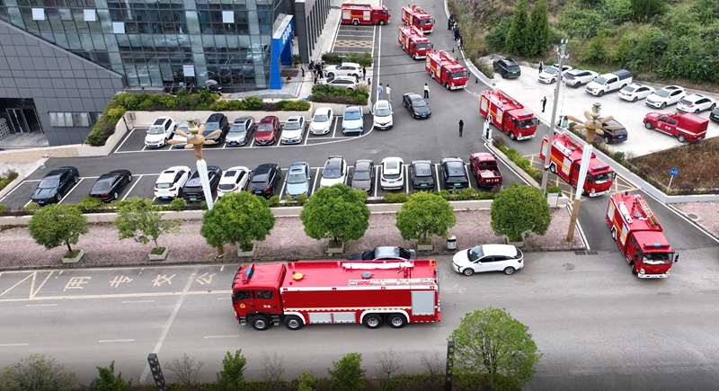 圖為:移交儀式結束的消防救援車