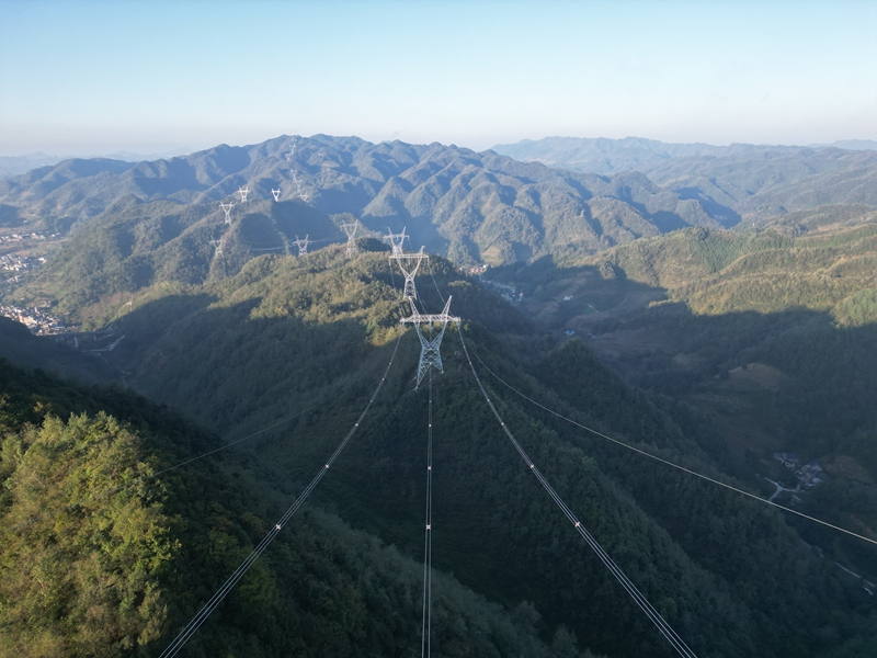 500千伏烏撒至奢香第二回線路。鄭世寅 攝.jpg