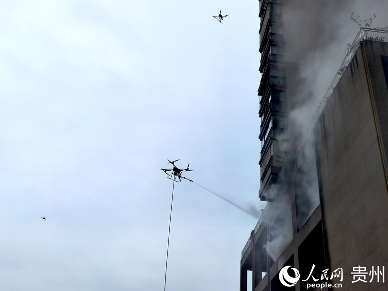 在國投陽光小區，消防指戰員進行實戰演練。人民網記者 王秀芳攝.jpg