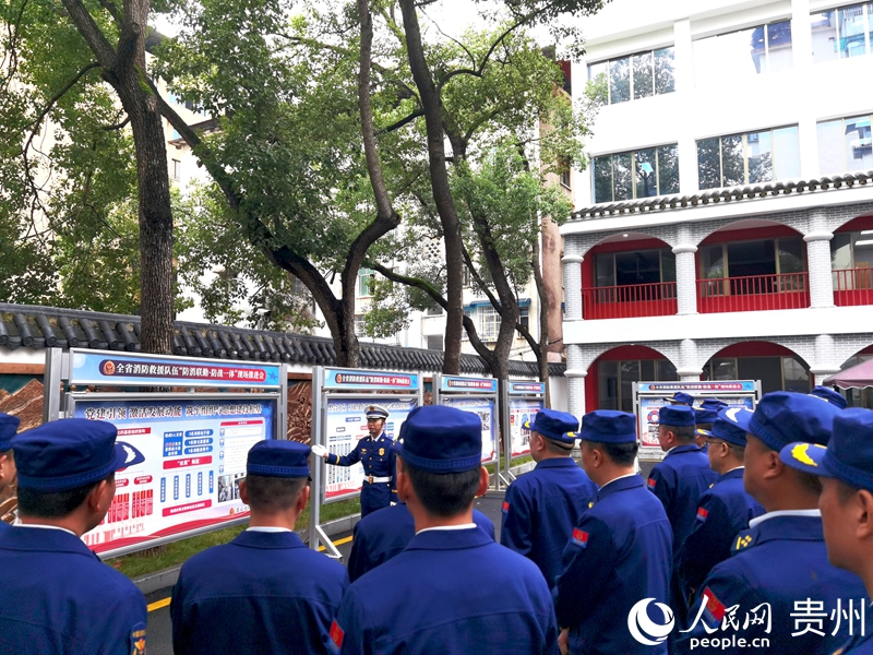 與會人員走進遵義會議會址消防救援站。人民網記者 王秀芳攝.jpg