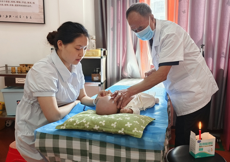 石阡中醫特色療法——爆燈火。蔡慶潤攝