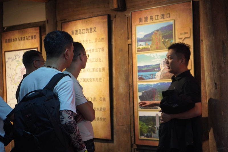 摩友們正在聆聽南渡烏江歷史。黃源匯 攝.JPG