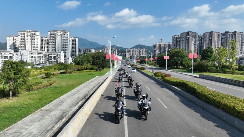 正在騎行的摩友們。黃源匯 攝.JPG