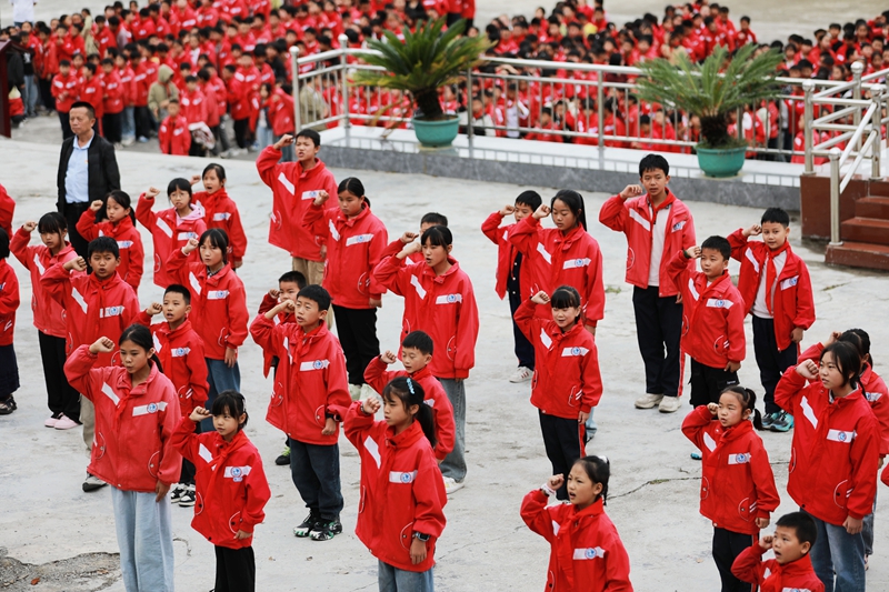 2025年10月13日，貴州省黔西市林泉鎮林泉小學組織少先隊員進行隊旗下宣誓。 (2)