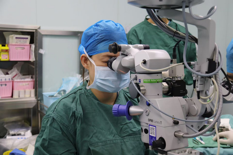 醫生在為患者檢查。