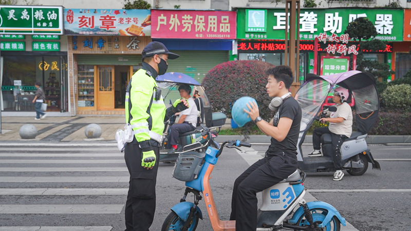 專項整治交通不文明行為  繪就城市文明出行畫卷。