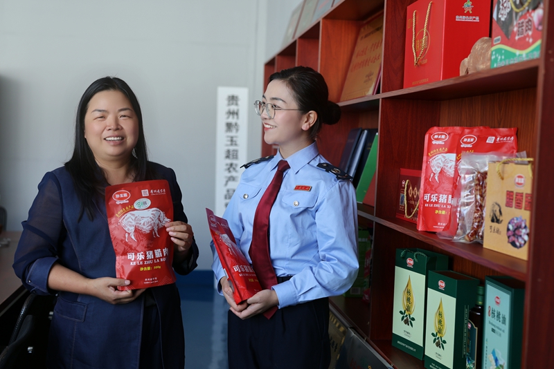 國家稅務總局畢節市稅務局干部近日走進轄區食品企業，輔導企業規范農產品收購發票開具流程，提醒企業合規經營、誠信納稅，為農產品加工企業提供“全流程”涉稅服務。圖為稅務干部到赫章縣農特產品開發有限公司調研企業生產經營情況，開展稅費政策宣傳和業務輔導。鄧萍攝.jpg