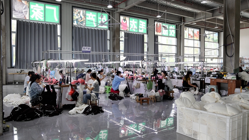 工人們正加班加點。