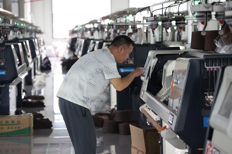 工人們操作機器。