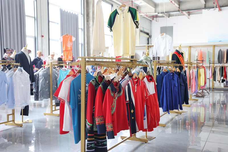 制作出來的衣服。