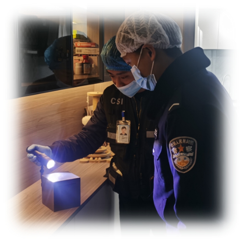 6、楊小宇和同事在提取指紋.