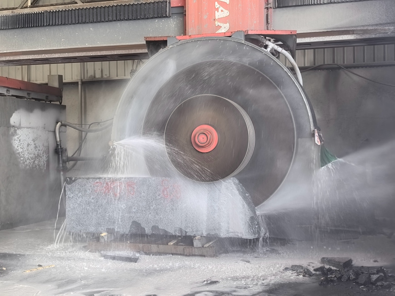 切割設備正在對石材進行加工 楊洋 攝 (2)