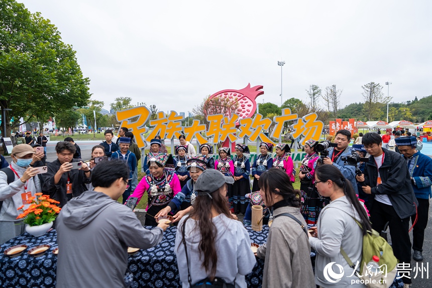 市民游客在活動現場體驗攔門酒。人民網記者 涂敏攝