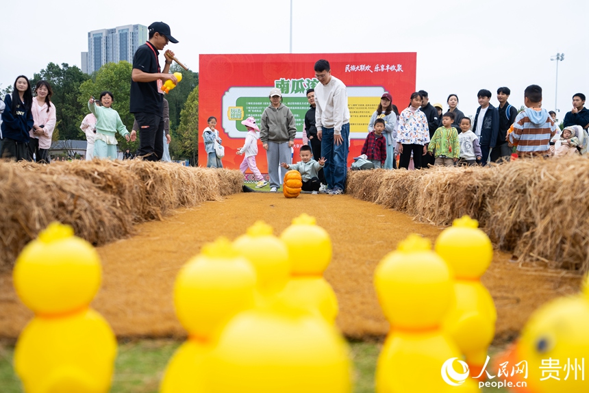 市民游客在現場參加南瓜保齡球比賽。人民網記者 涂敏攝