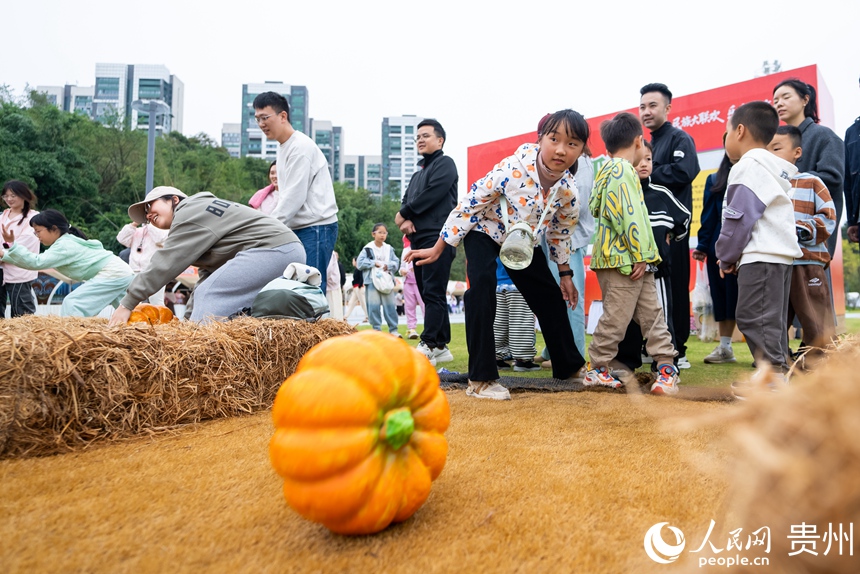 市民游客在現場參加南瓜保齡球比賽。人民網記者 涂敏攝