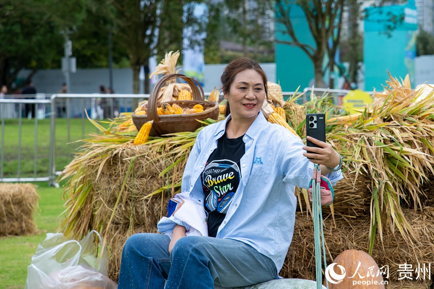 市民游客在活動現場打卡拍照。人民網記者 涂敏攝