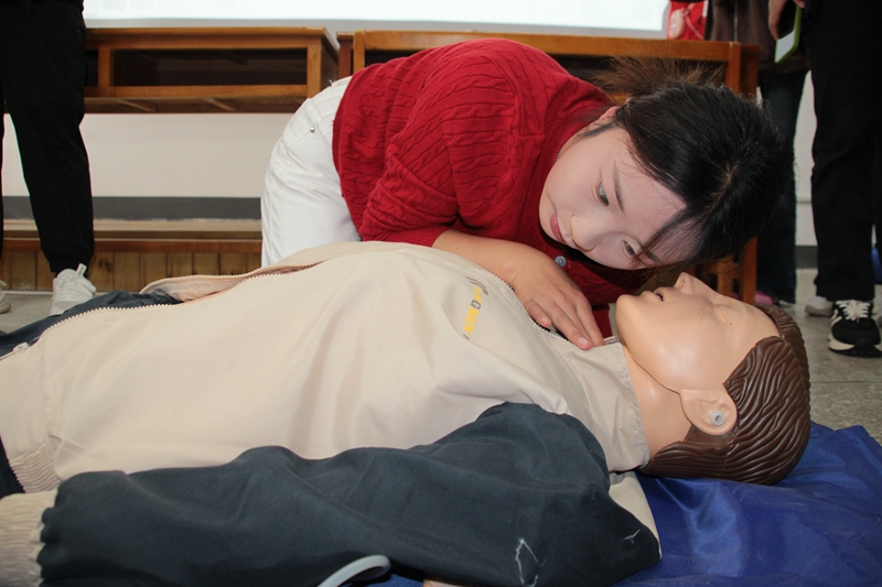 4、新生學習基本急救技能。