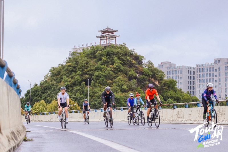 首段比賽進行中。