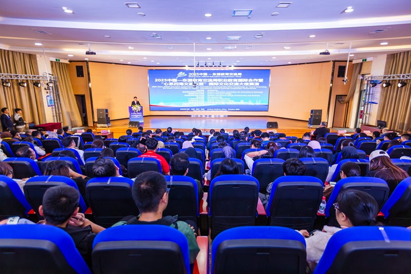 1、報告會現場。