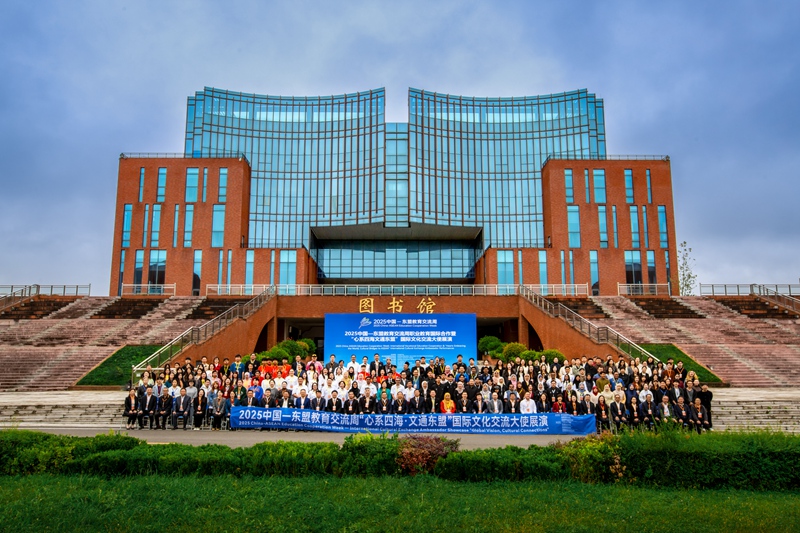 3、報告會合影留念。